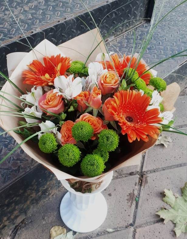 Букет цветов из: Герберы, Хризантемы, Альстромерии и Розы в Выездное