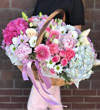 Композиция солнечный день в Выездное Цветочная композиция из Розы, Хризантемы, Пионы и Лизиантусы в корзине в Выездное
