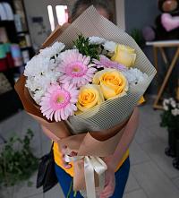 Букет цветов из:  Герберы, Розы и Хризантемы в Выездное
