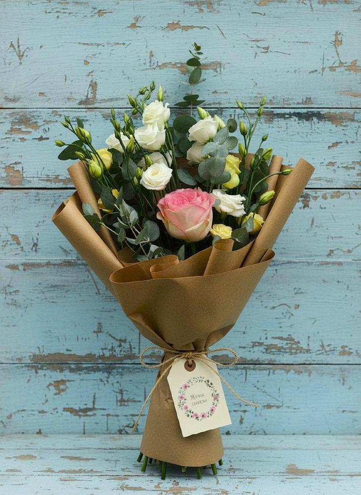 Букет цветов из: Розы и Лизиантусы в Выездное