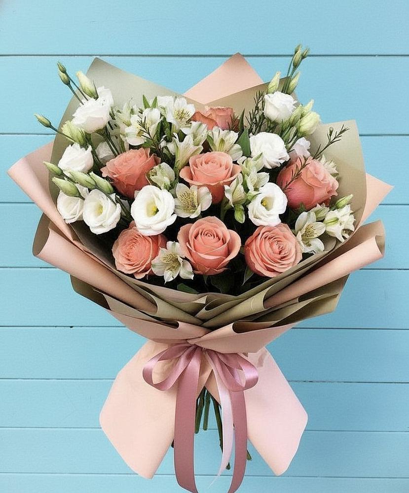 Букет цветов из: Розы, Альстромерии и Лизиантусы в Выездное