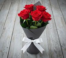 Букет 5 Красных роз Эдлесс Лав в Выездное