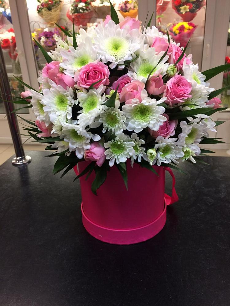 Цветочная композиция из Розы и Хризантемы в шляпной коробке в Выездное