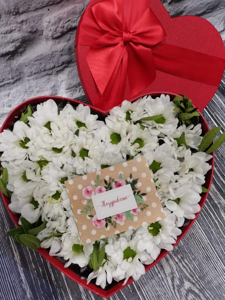 Цветочная композиция из Хризантемы в виде сердца в Выездное