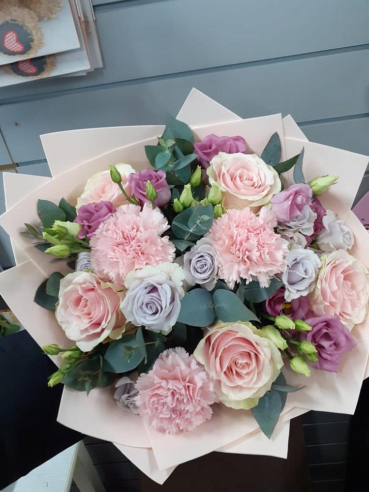 Букет цветов из: Розы, Гвоздики и Лизиантусы в Выездное