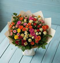 Букет Микс из разноцветных кустовых роз в Выездное