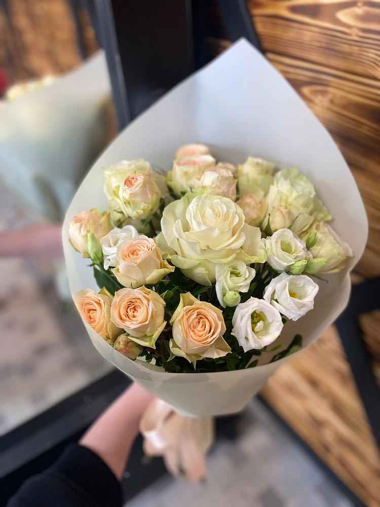 Букет цветов из: Розы и Лизиантусы в Выездное